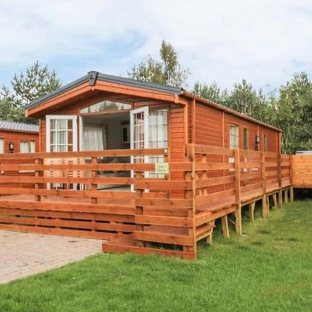 Angie'S Haven, Superb 2 Bedroom Lodge With Hot Tub - Sleeps 6 - Felmoor Park 몰페스 외부 사진