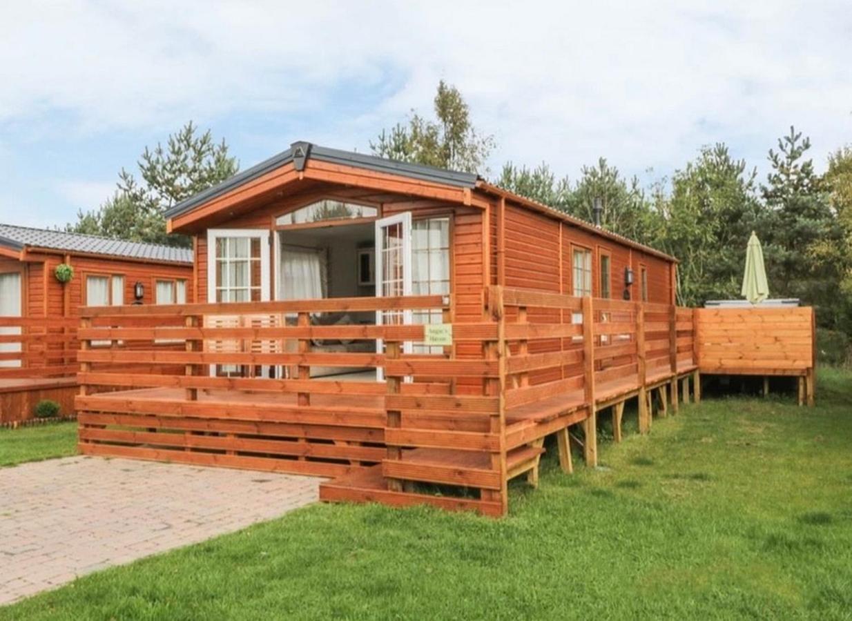 Angie'S Haven, Superb 2 Bedroom Lodge With Hot Tub - Sleeps 6 - Felmoor Park 몰페스 외부 사진