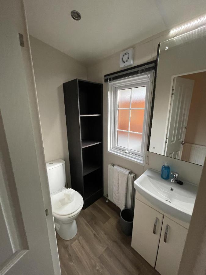 Angie'S Haven, Superb 2 Bedroom Lodge With Hot Tub - Sleeps 6 - Felmoor Park 몰페스 외부 사진