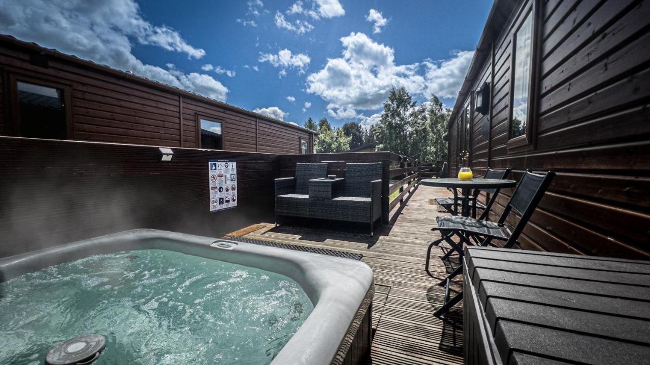 Angie'S Haven, Superb 2 Bedroom Lodge With Hot Tub - Sleeps 6 - Felmoor Park 몰페스 외부 사진