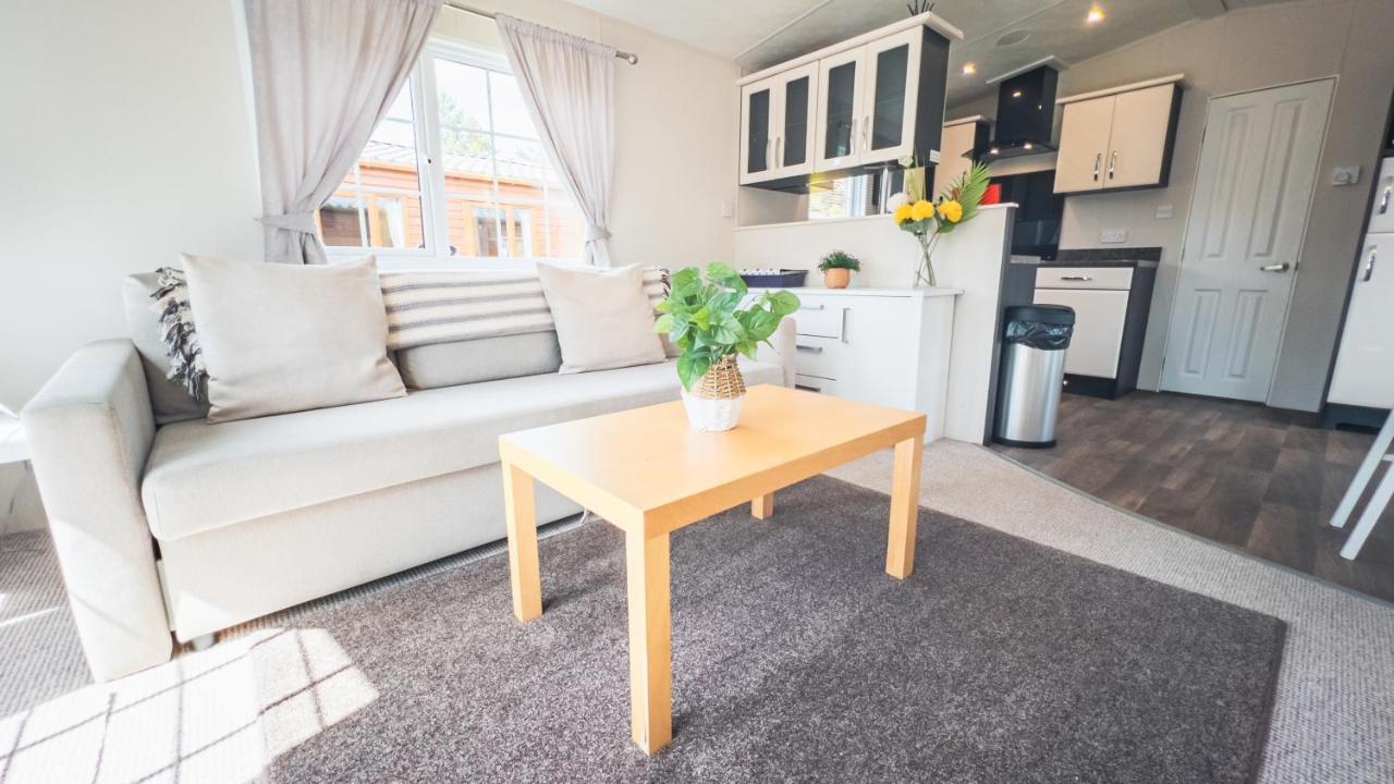 Angie'S Haven, Superb 2 Bedroom Lodge With Hot Tub - Sleeps 6 - Felmoor Park 몰페스 외부 사진