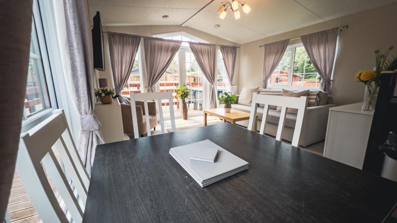 Angie'S Haven, Superb 2 Bedroom Lodge With Hot Tub - Sleeps 6 - Felmoor Park 몰페스 외부 사진