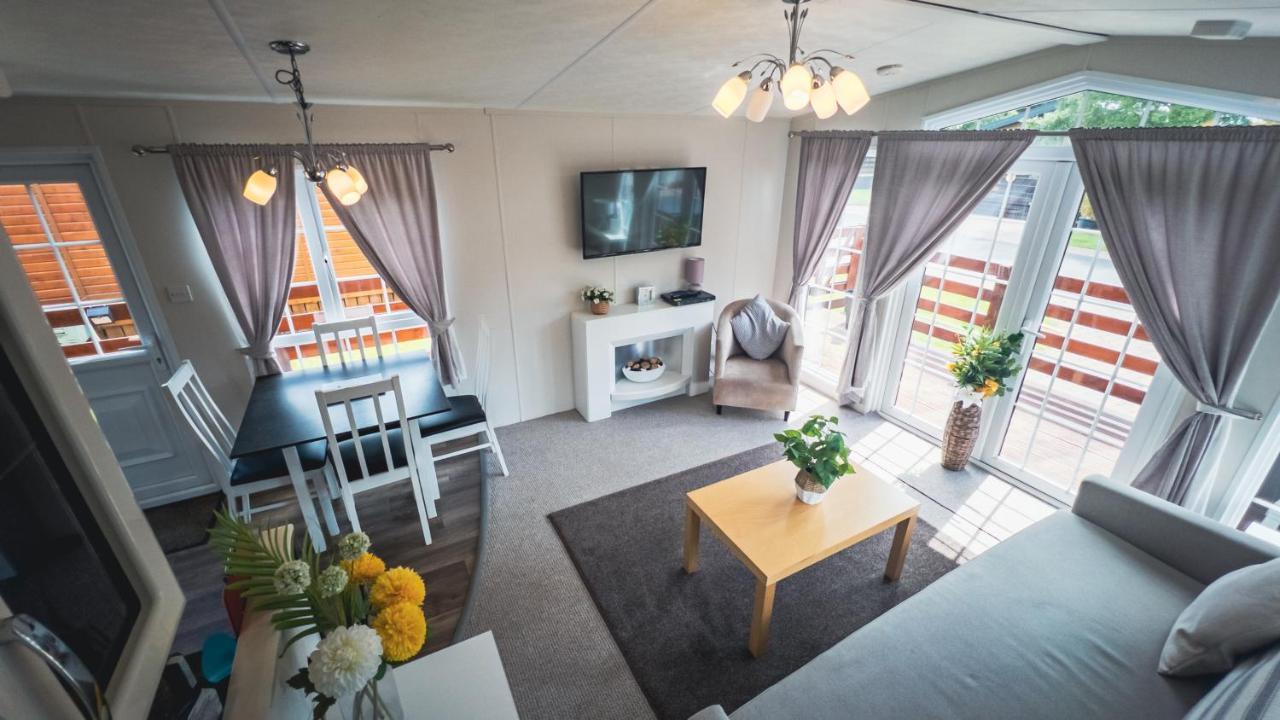 Angie'S Haven, Superb 2 Bedroom Lodge With Hot Tub - Sleeps 6 - Felmoor Park 몰페스 외부 사진