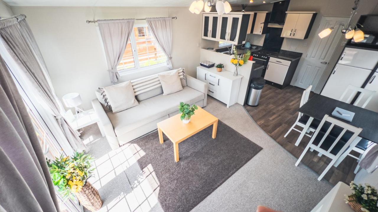 Angie'S Haven, Superb 2 Bedroom Lodge With Hot Tub - Sleeps 6 - Felmoor Park 몰페스 외부 사진