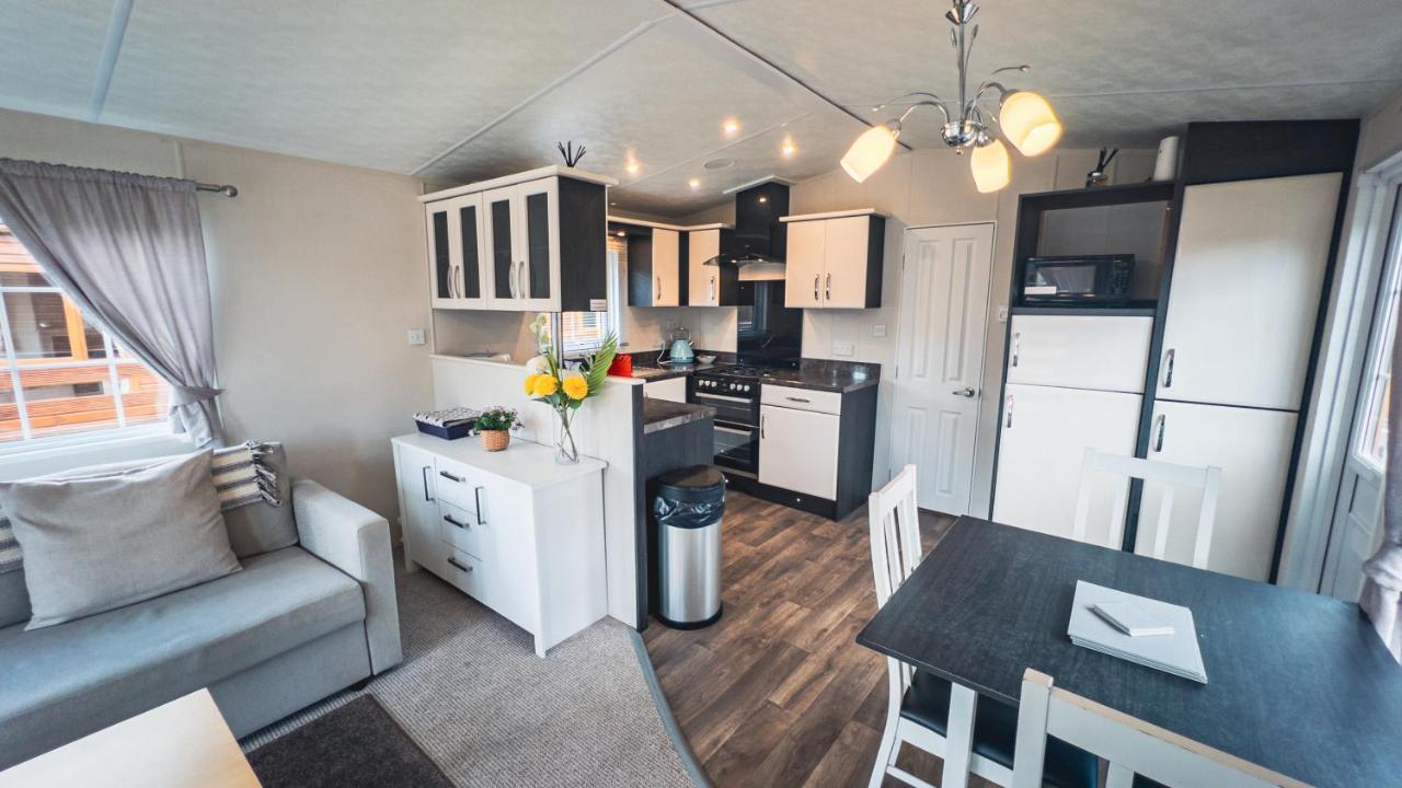 Angie'S Haven, Superb 2 Bedroom Lodge With Hot Tub - Sleeps 6 - Felmoor Park 몰페스 외부 사진