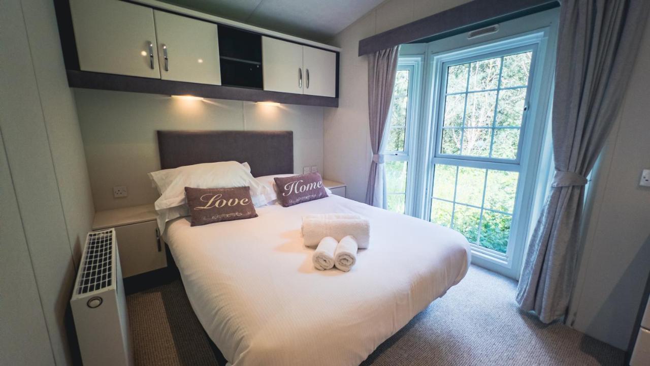 Angie'S Haven, Superb 2 Bedroom Lodge With Hot Tub - Sleeps 6 - Felmoor Park 몰페스 외부 사진
