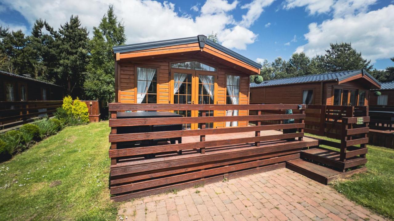 Angie'S Haven, Superb 2 Bedroom Lodge With Hot Tub - Sleeps 6 - Felmoor Park 몰페스 외부 사진
