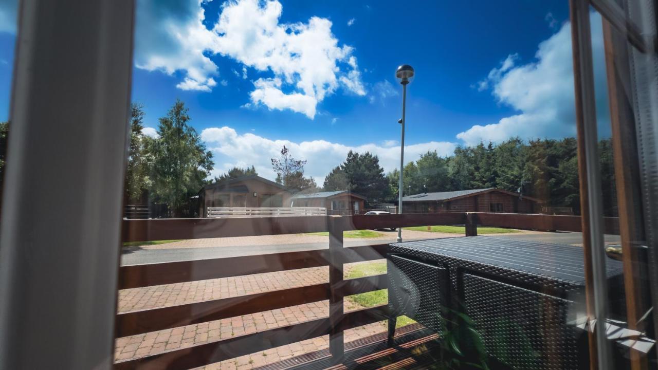 Angie'S Haven, Superb 2 Bedroom Lodge With Hot Tub - Sleeps 6 - Felmoor Park 몰페스 외부 사진