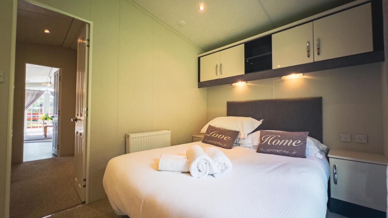 Angie'S Haven, Superb 2 Bedroom Lodge With Hot Tub - Sleeps 6 - Felmoor Park 몰페스 외부 사진