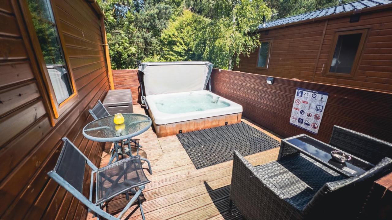 Angie'S Haven, Superb 2 Bedroom Lodge With Hot Tub - Sleeps 6 - Felmoor Park 몰페스 외부 사진