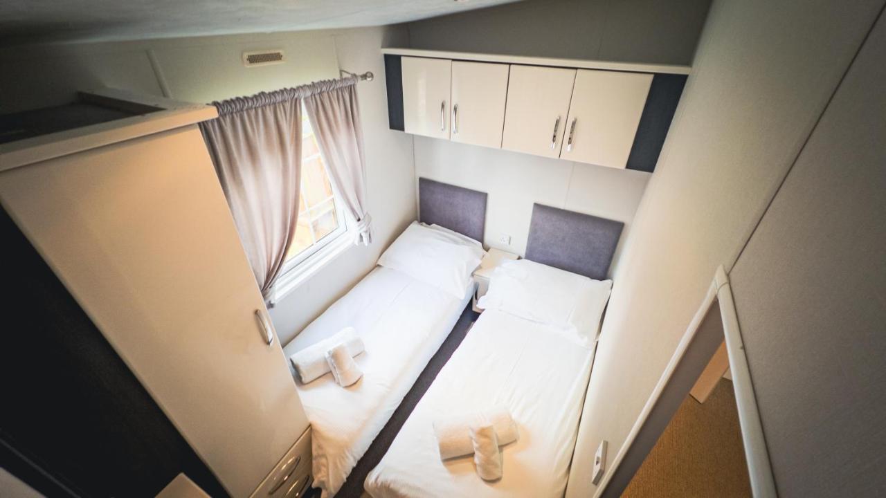 Angie'S Haven, Superb 2 Bedroom Lodge With Hot Tub - Sleeps 6 - Felmoor Park 몰페스 외부 사진